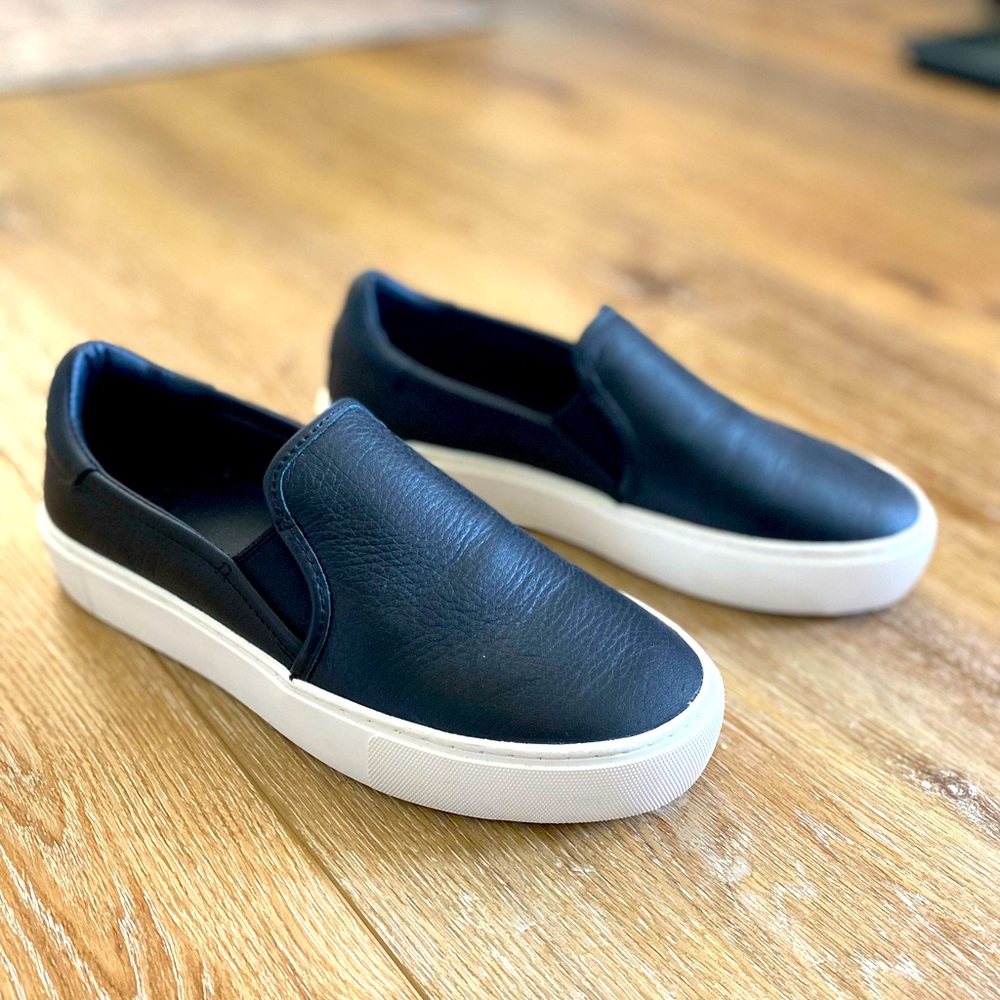 Like new ugg jass Womens leather slip on sneaker in black size 6.5
